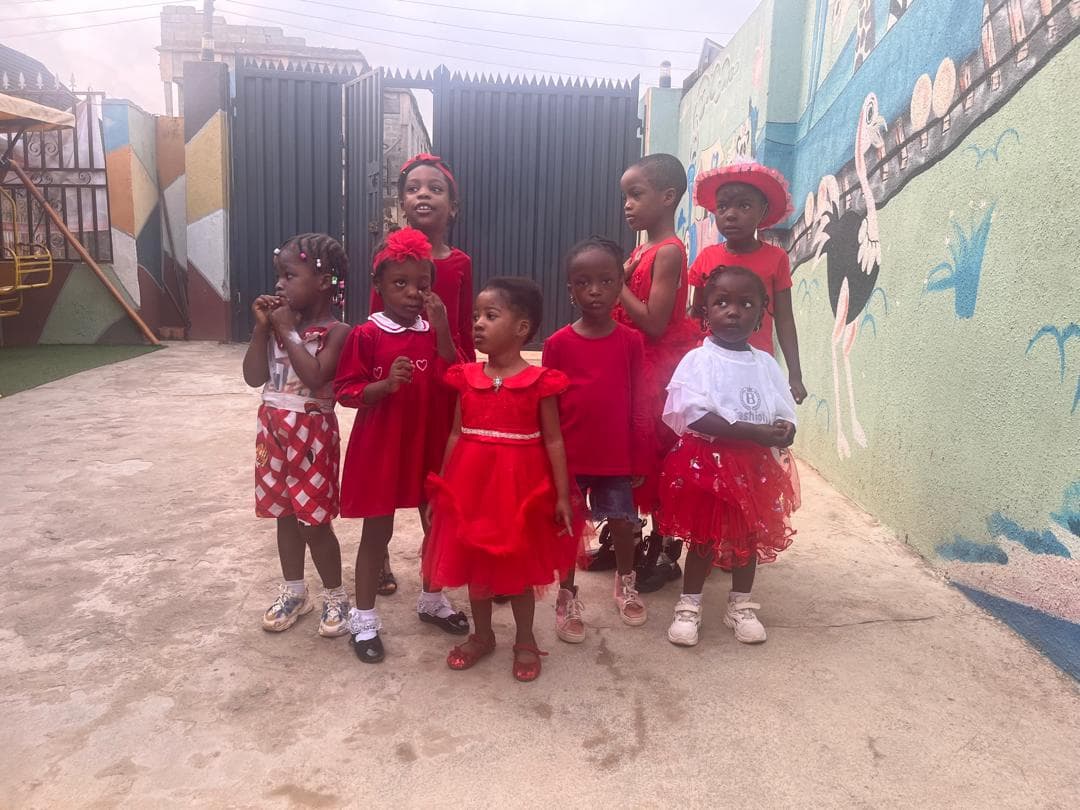 Grade 1–5 students in school colours
